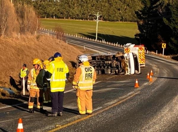 实盘配资查询 新西兰一辆载有12名中国游客巴士侧翻，4人被送医，1人重伤